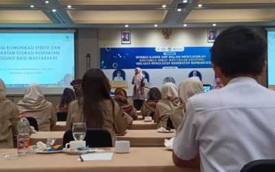 Profesor Heni Setyowati Esti Rahayu Bekali Kader IMP Tentang Edukasi Kesehatan Reproduksi